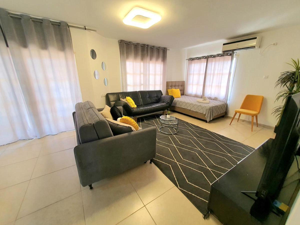 Barak Royal Suites 20 Garden Jacuzzi - ג'קוזי בחצר 埃拉特 外观 照片